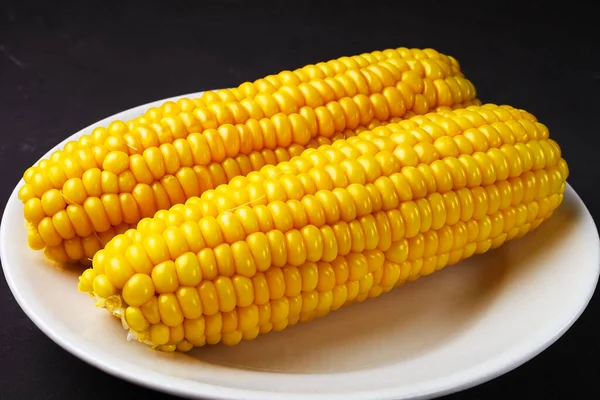 Gotowana Kukurydza Białym Talerzu Zbliżenie — Zdjęcie stockowe