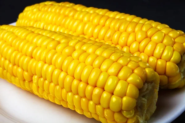 Gotowana Kukurydza Białym Talerzu Ostrość Selektywna Zbliżenie — Zdjęcie stockowe
