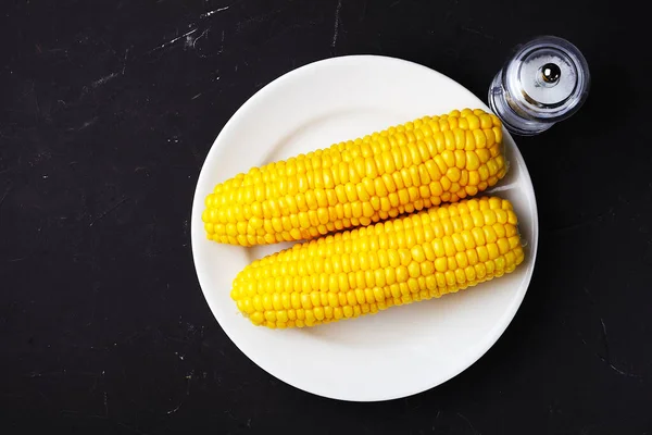 Gotowana Kukurydza Białym Talerzu Miejsce Tekst — Zdjęcie stockowe