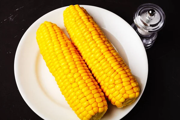 Gekookte Maïs Een Witte Plaat Bovenaanzicht — Stockfoto