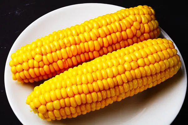 Gotowana Kukurydza Białym Talerzu — Zdjęcie stockowe