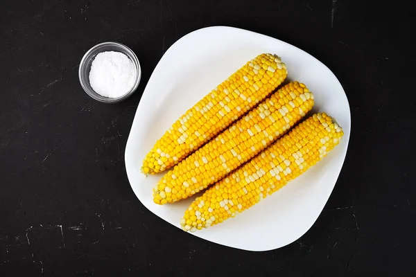 Gotowana Kukurydza Białym Kwadratowym Talerzu Ciemny Stół Hodgepodge Solą Widok — Zdjęcie stockowe