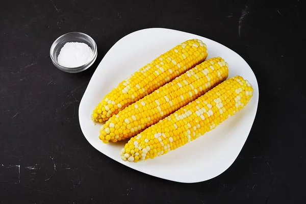 Kokt Majs Vit Fyrkantig Tallrik Mörkt Bord Med Salt — Stockfoto