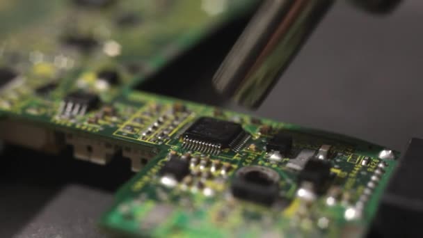 Memperbaiki Motherboard Komputer Membongkar Microchip Dengan Pengering Solder Fokus Selektif — Stok Video