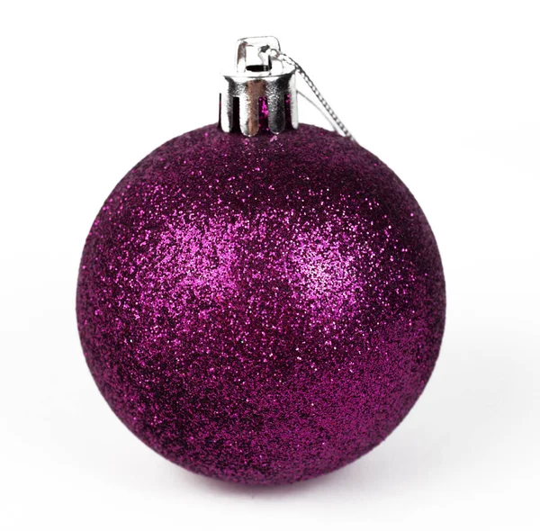 Christmas Purple Ball Auf Weißem Hintergrund Isoliert Nahaufnahme Selektiver Fokus — Stockfoto