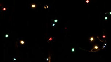 çok renkli parlayan ışıklar çelenk seçici odak koyu arkaplan, noel arkaplanı, yakın plan