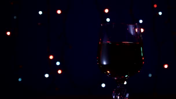 Copa Vino Blanco Levanta Sobre Fondo Luces Guirnalda Parpadeante Fuera — Vídeos de Stock