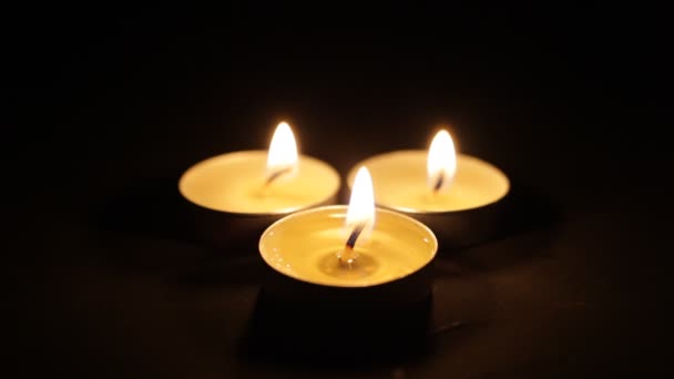 Три Горящие Свечи Рождественские Свечи Горят Темноте Фокус Переднем Плане — стоковое видео