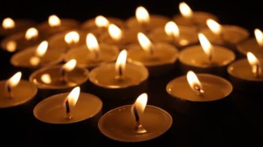 Yanan mumlar, bir sürü Noel mumu. Ön plana odaklan. Arka planda odak mumları yok.