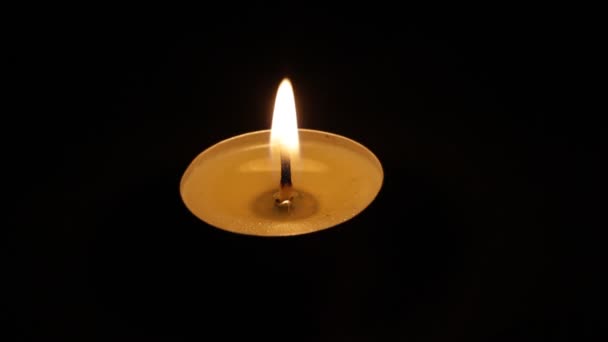 Ένα Αναμμένο Κερί Ένα Χριστουγεννιάτικο Κερί Καίει Στο Σκοτάδι — Αρχείο Βίντεο