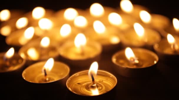 촛불을 태우고 크리스마스용 피우고 전방에 촛불이 꺼졌다 — 비디오
