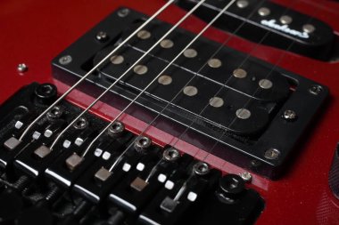 Kırmızı elektro gitar. Elektro gitar pikapları yakın plan. Seçici odak.