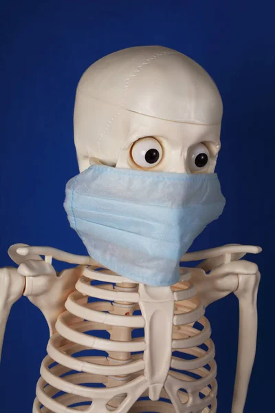 Esqueleto Humano Artificial Con Ojos Una Máscara Médica Sobre Fondo —  Fotos de Stock
