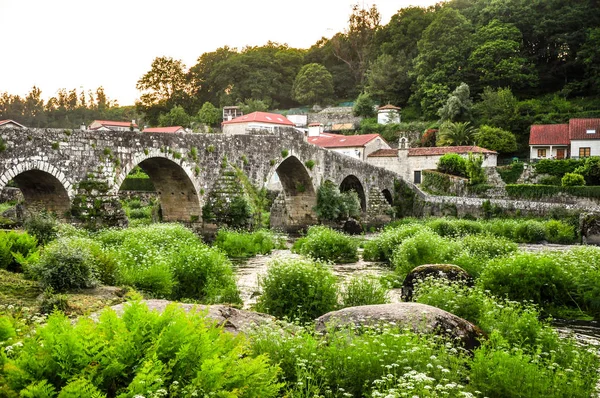 Verano en el norte de España. Puente de piedra romana en Ponte Ma Fotos de stock