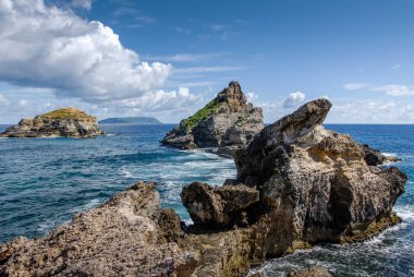 Kayalar ve Pointe des Chateaux adadan Desirade güneşli görünümünü