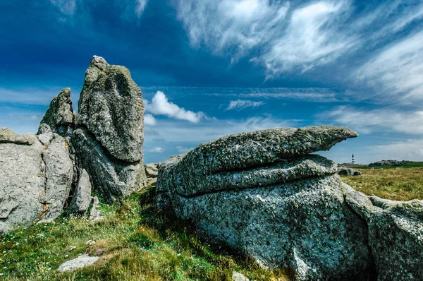 Rochas Granito Destacam Contra Céu Azul Ilha Ouessant Bretanha França — Fotografia de Stock