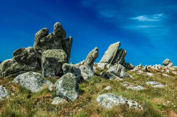 Rochas Granito Destacam Contra Céu Azul Ilha Ouessant Bretanha França — Fotografia de Stock