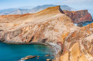 Kırmızı kayalıklarla ve San Lorenzo cape Madeira Adası, mavi deniz