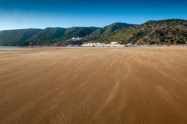 Rüzgar, Fas 'taki Essaouira bölgesindeki Tafelney plajında kumları uçuruyor.
