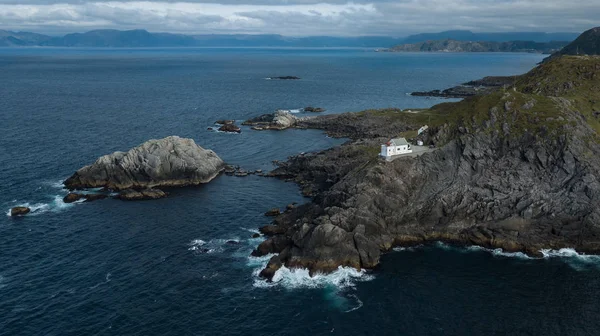 Rocky sahilinde kraakenes deniz feneri, Vaagsoy, Norveç 2018