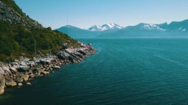 Anakara boyunca sırıkla ve direkle kayalık kıyı, arka planda dağlar ve deniz, Sula, Kaarsteinen, Mauseidvaag, More og Romsdal, Norveç 2020 (4K)