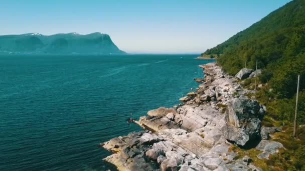 本土に沿ってロッキー海岸 背景に山と海と スーラ Kaarsteinen Mausidvaag More Romsdal ノルウェー2020 映像4K — ストック動画