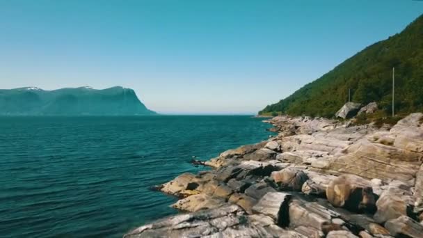 Costa Rochosa Longo Continente Com Montanhas Mar Fundo Sula Kaarsteinen — Vídeo de Stock
