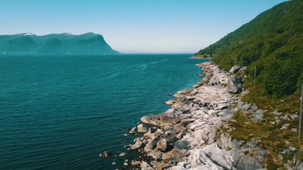Costa Rochosa Longo Continente Com Montanhas Mar Fundo Sula Kaarsteinen — Vídeo de Stock