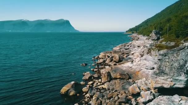 Costa Rochosa Longo Continente Com Montanhas Mar Fundo Sula Kaarsteinen — Vídeo de Stock