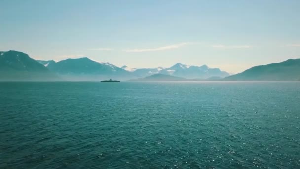 Veerboot Vaart Zee Tegen Achtergrond Van Bergen Sula Kaarsteinen Mauseidvaag — Stockvideo