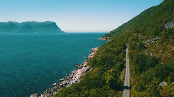 海岸と土地に沿って道路上のドローン飛行 Sula Kaarsteinen Mausidvaag More Romsdal Norway 2020 映像4K 晴れた夏の日に撮影した — ストック動画