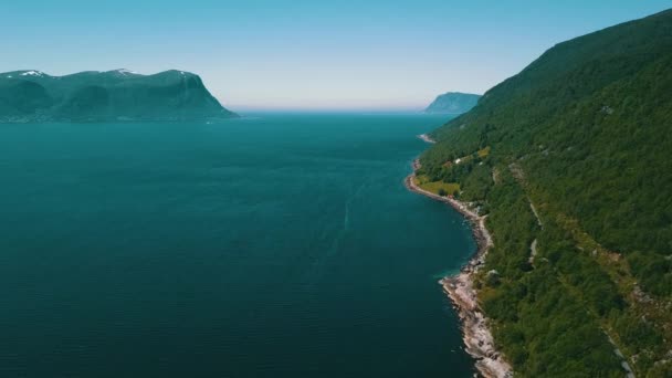 Voo Alto Sobre Costa Rochosa Nas Montanhas Fundo Mar Sula — Vídeo de Stock