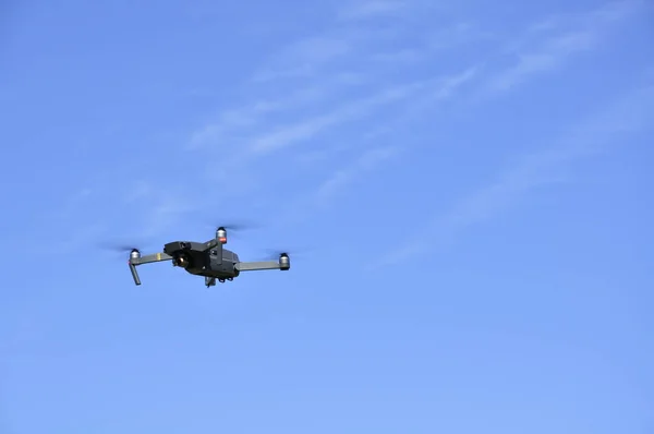 Drohne Fliegt Der Luft Gegen Den Himmel — Stockfoto