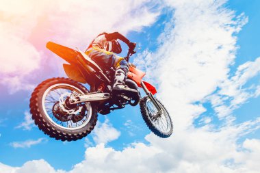 bir motosiklet Racer motocross uçuşta yer aldığı, atlar ve bir sıçrama tahtası gökyüzüne karşı çıkartıyor. Kavram aşırı aktif dinlenme.