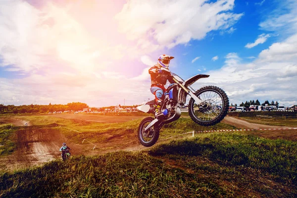 Moto deelneemt aan motorcross — Stockfoto