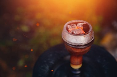 Shisha nargile kırmızı sıcak kömürleri.