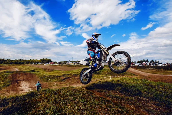 Motorcross cross-country deelneemt — Stockfoto