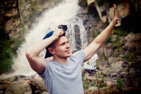 Turist resenären med en actionkamera — Stockfoto