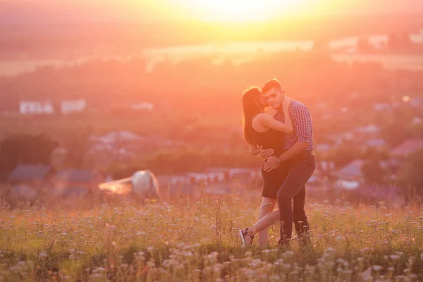 Uomo e ragazza innamorati romantico — Foto Stock