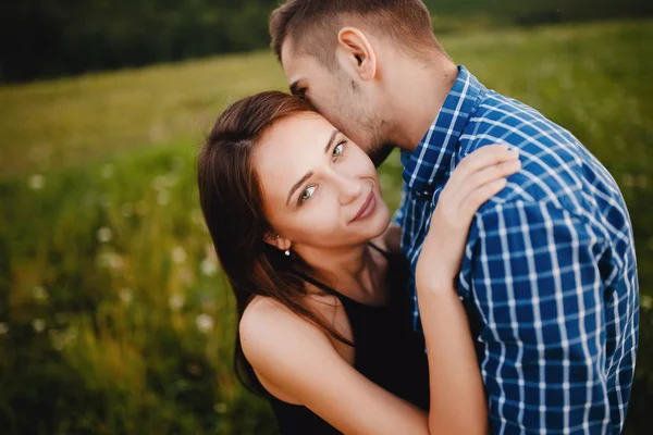 Uomo e ragazza innamorati romantico — Foto Stock