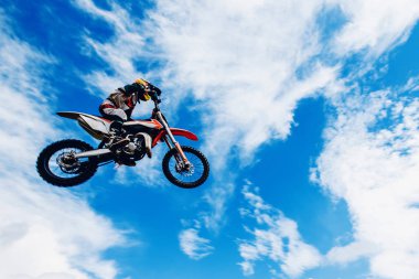 Motokros motosiklet yarışçı katılır