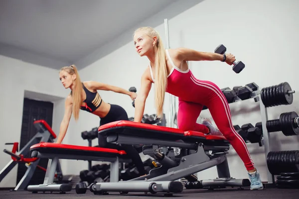 Concepto equipo de entrenamiento grupal para la pérdida de peso . — Foto de Stock