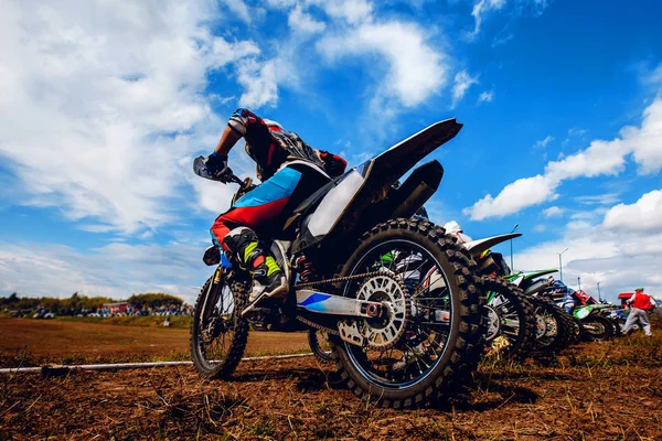 Racer op een motorfiets deelneemt motocross — Stockfoto