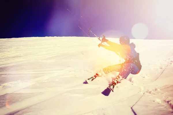 Skifahrer mit Drachen auf Neuschnee — Stockfoto