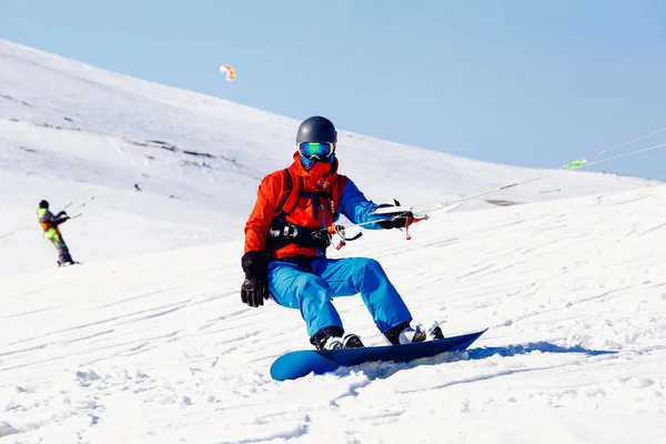 新鮮な雪のカイトとスキーヤー — ストック写真