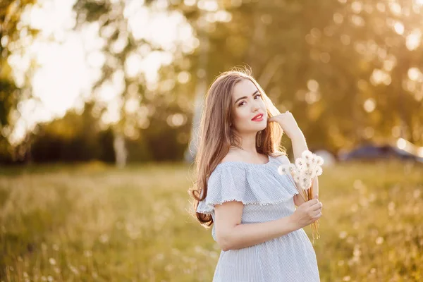 Těhotná dívka detail se dívá na břicho — Stock fotografie