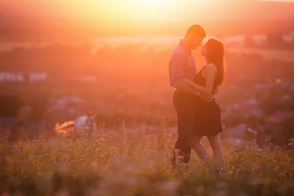 Muž a dívka v lásce romantické — Stock fotografie