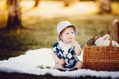 Tavşan ile oynarken küçük çocuk