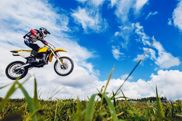 Racer op een motorfiets deelneemt motocross cross-country — Stockfoto