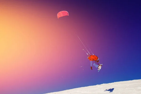 Snowboarder avec un cerf-volant — Photo